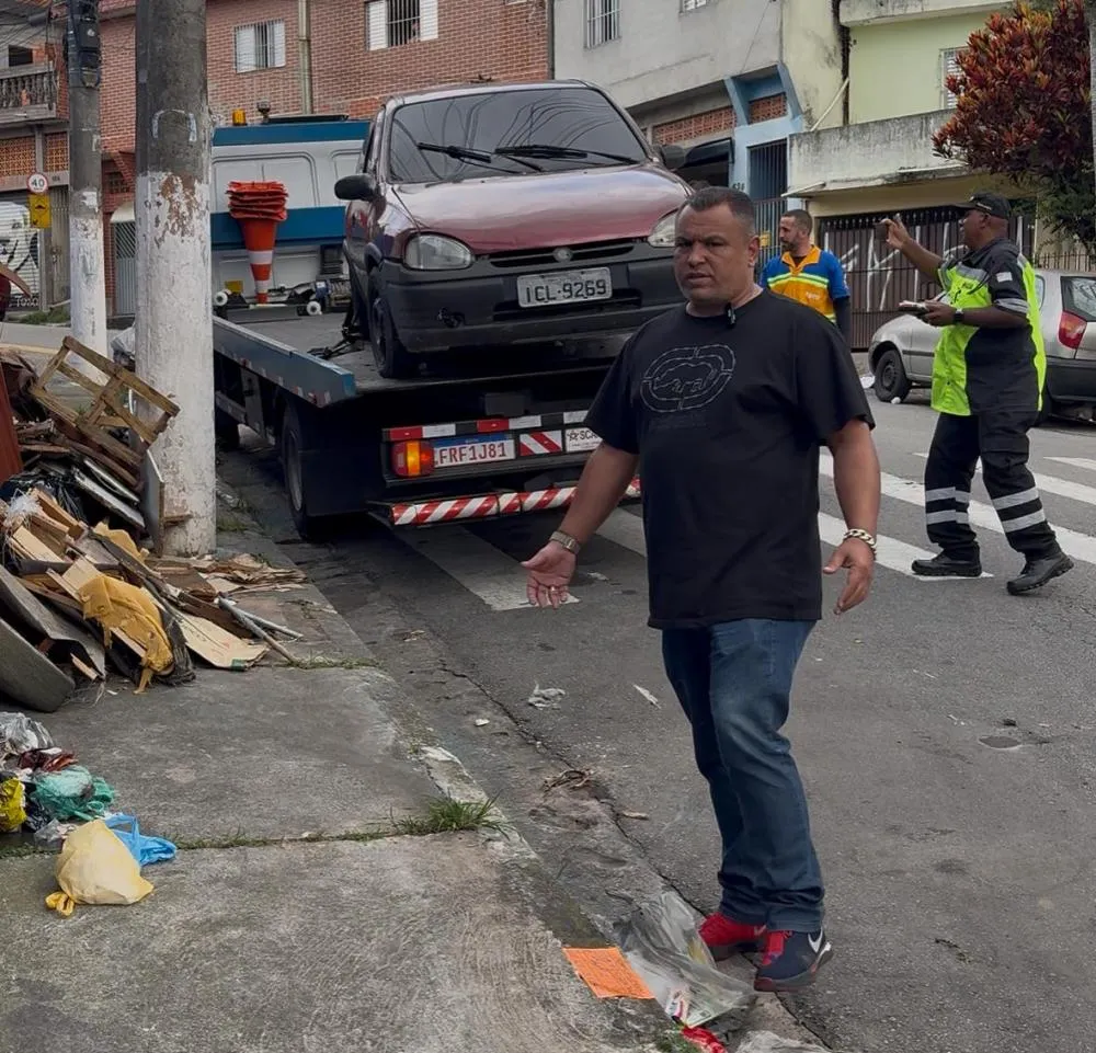Intervenção em Diadema: Veículos Abandonados são Retirados de Rua ao Lado de Escola