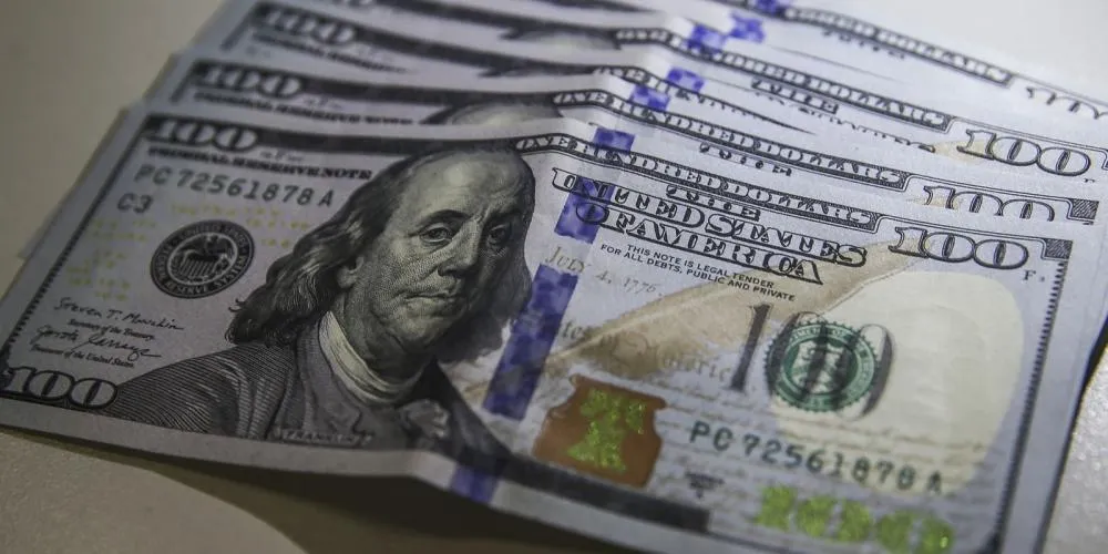 Dólar recua e bolsa fecha semana no azul com alívio nas tensões entre EUA X China.